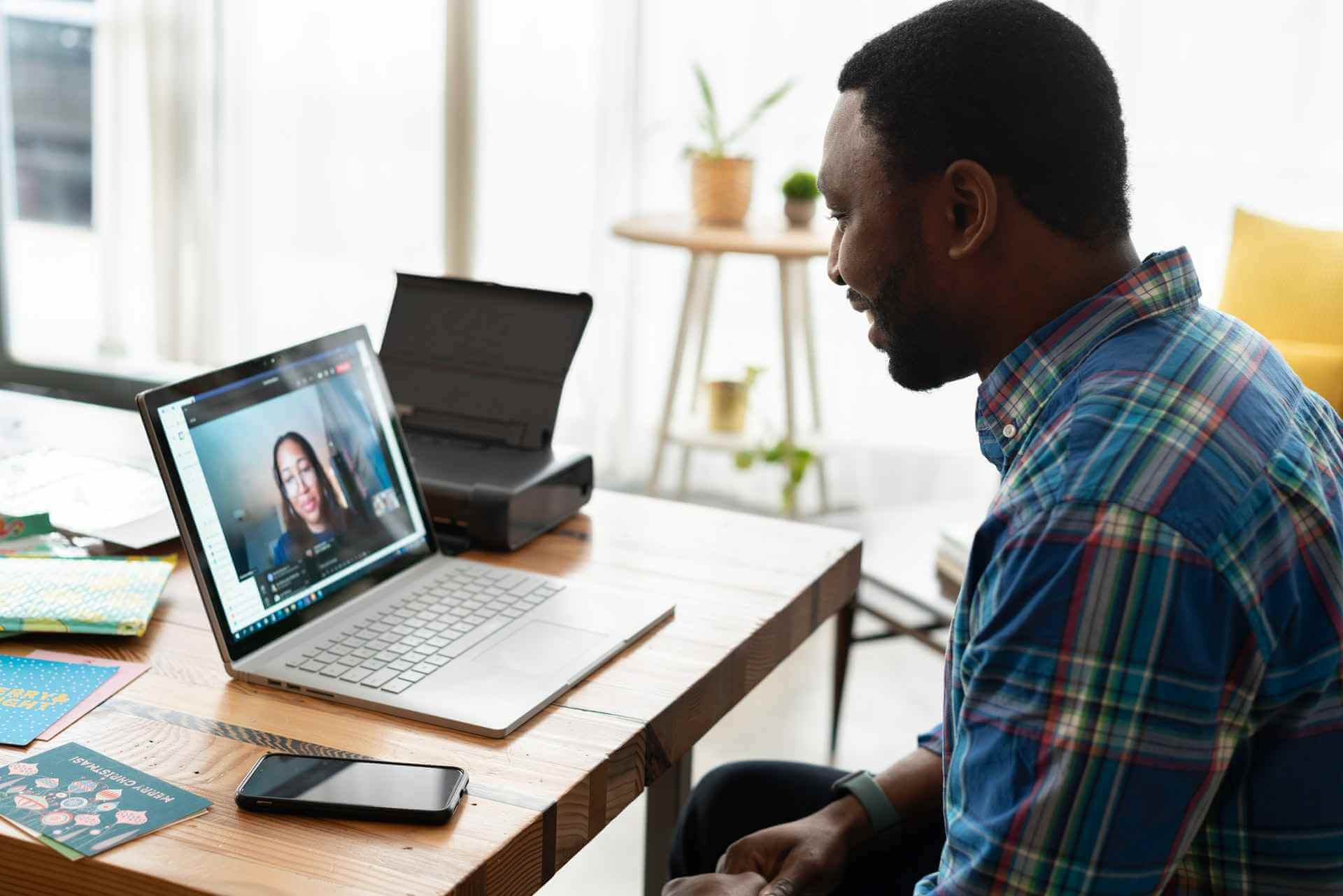 Man and woman having a virtual meeting, an important part of international recruiting