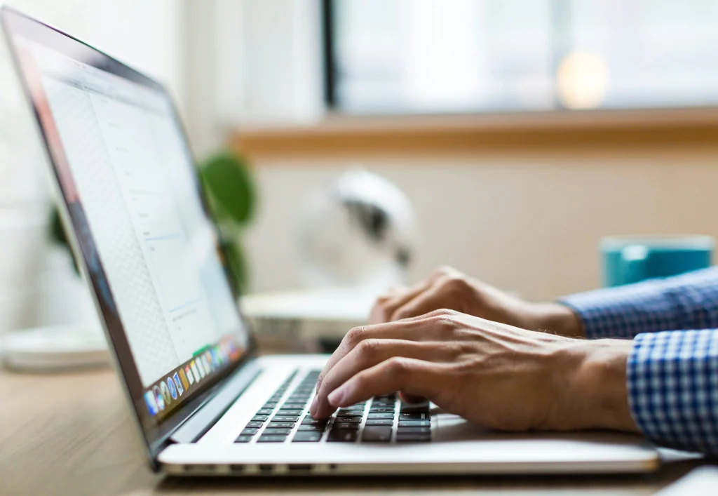 Recruteur utilisant des outils d'automatisation sur un ordinateur portable pour rationaliser les tâches de recrutement