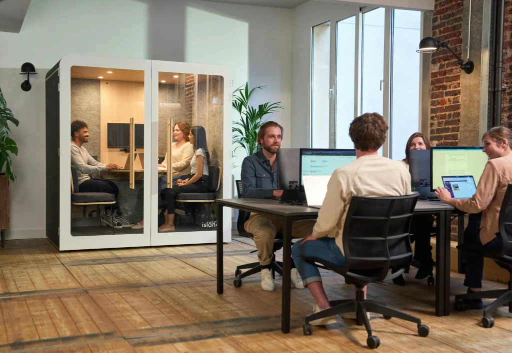 Team arbeitet in einem modernen Büro zusammen und verbindet strukturierte Interviews mit der täglichen Arbeit, um Skill-based Hiring rollenübergreifend zu unterstützen.